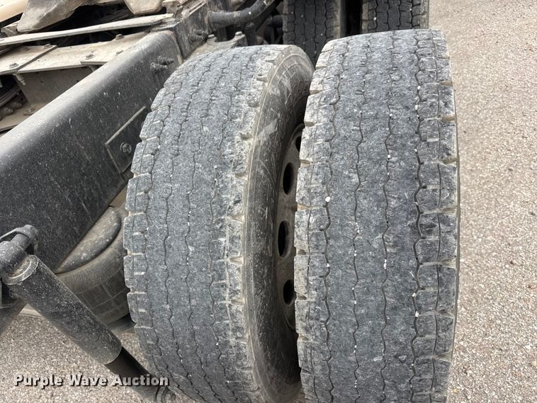 image for item MX9094 2019 Peterbilt 579 semi truck