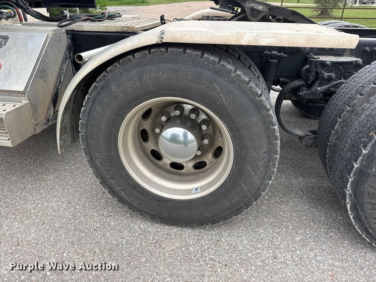 image for item MX9094 2019 Peterbilt 579 semi truck