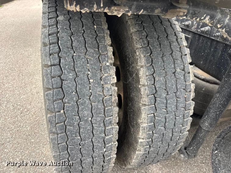 image for item MX9094 2019 Peterbilt 579 semi truck