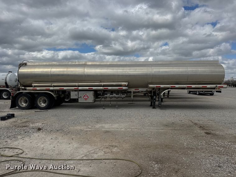 image for item MX9103 1992 Custom Trailers fuel trailer