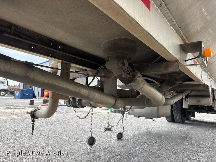 image for item MX9103 1992 Custom Trailers fuel trailer