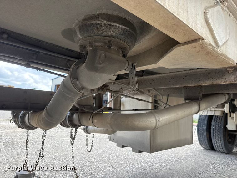 image for item MX9103 1992 Custom Trailers fuel trailer