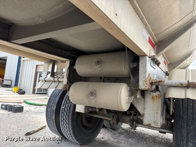 image for item MX9103 1992 Custom Trailers fuel trailer
