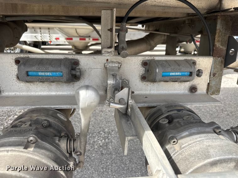 image for item MX9103 1992 Custom Trailers fuel trailer