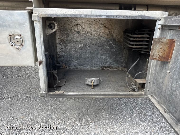 image for item MX9103 1992 Custom Trailers fuel trailer