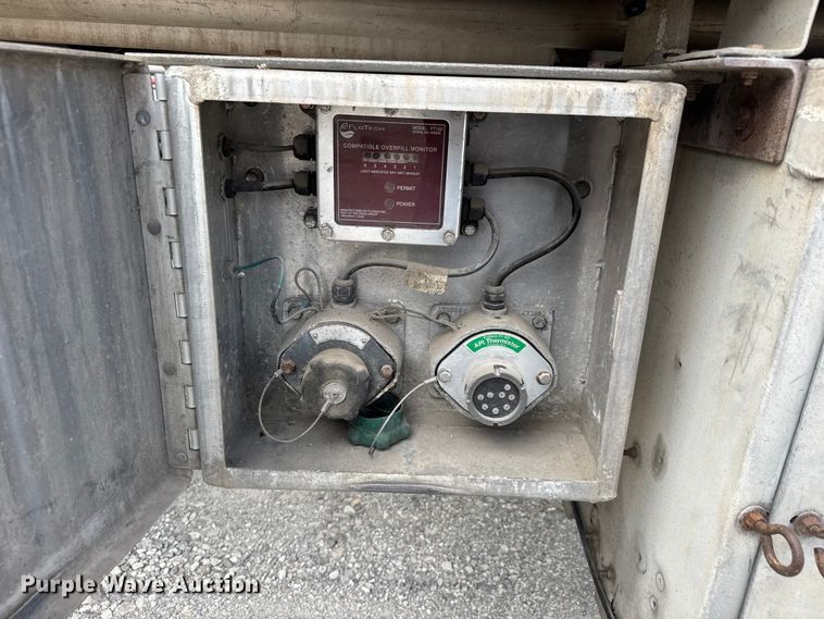 image for item MX9103 1992 Custom Trailers fuel trailer
