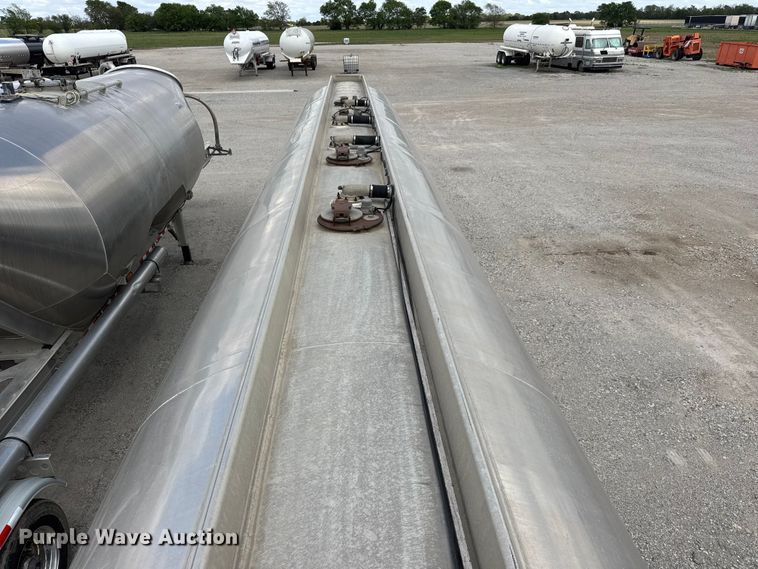 image for item MX9103 1992 Custom Trailers fuel trailer