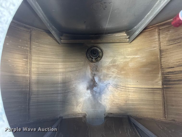 image for item MX9103 1992 Custom Trailers fuel trailer