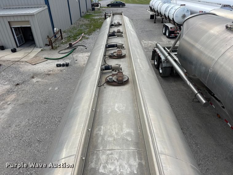 image for item MX9103 1992 Custom Trailers fuel trailer