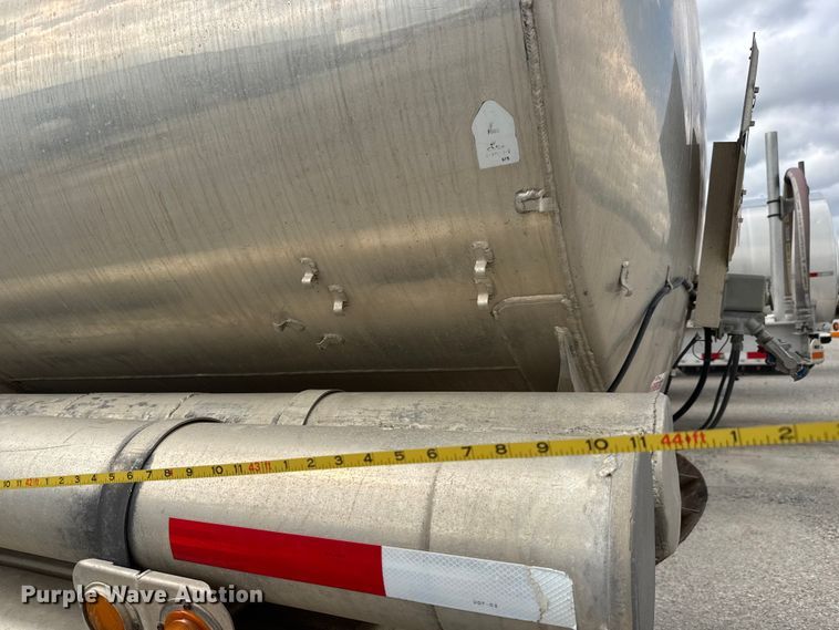 image for item MX9103 1992 Custom Trailers fuel trailer