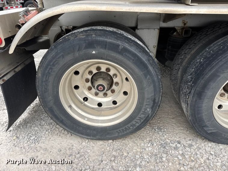 image for item MX9103 1992 Custom Trailers fuel trailer