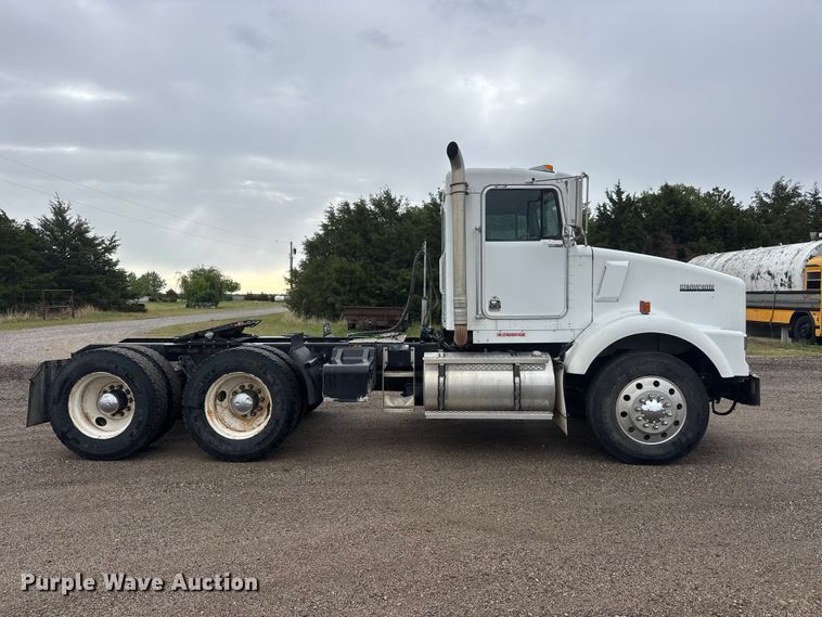 image for item MX9228 2000 Kenworth T800 semi truck