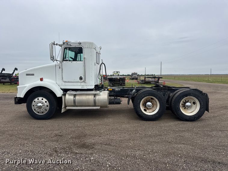 image for item MX9228 2000 Kenworth T800 semi truck