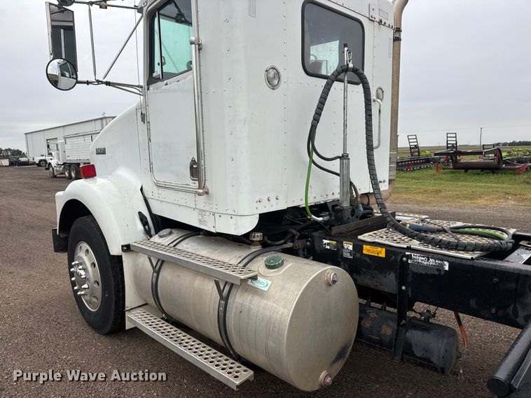 image for item MX9228 2000 Kenworth T800 semi truck