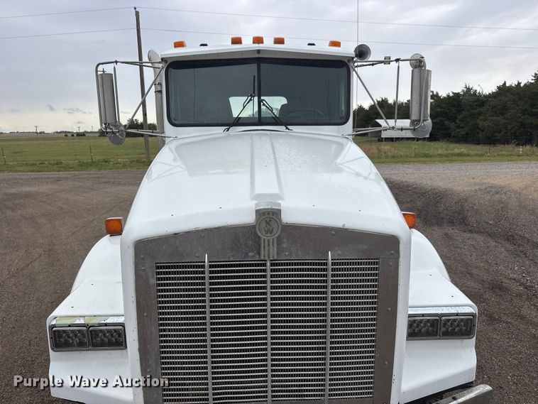 image for item MX9228 2000 Kenworth T800 semi truck