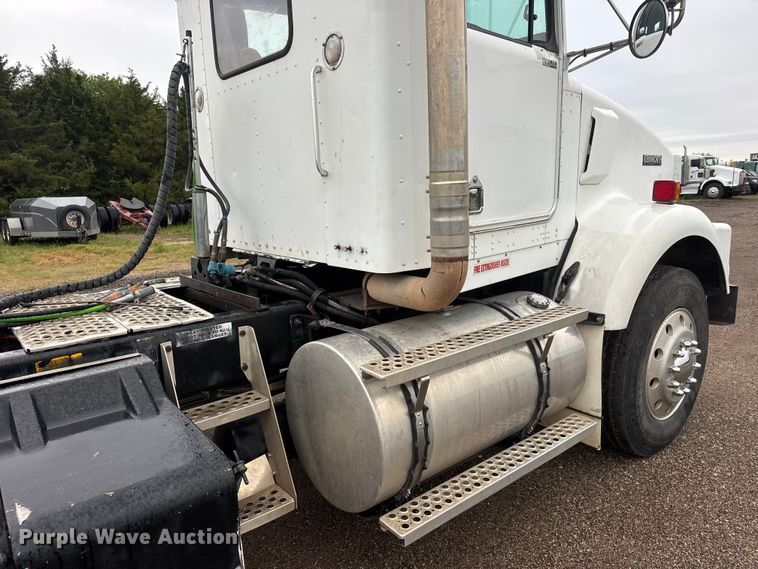image for item MX9228 2000 Kenworth T800 semi truck
