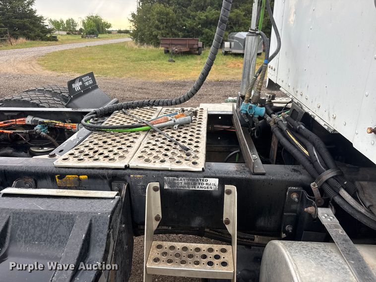 image for item MX9228 2000 Kenworth T800 semi truck