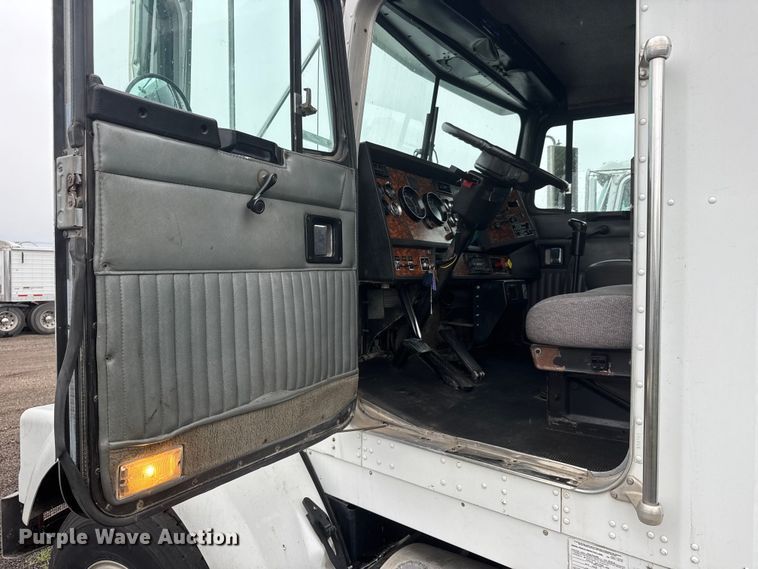 image for item MX9228 2000 Kenworth T800 semi truck