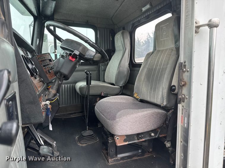 image for item MX9228 2000 Kenworth T800 semi truck