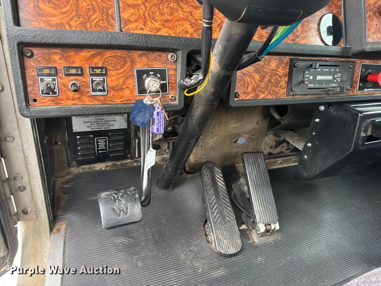 image for item MX9228 2000 Kenworth T800 semi truck