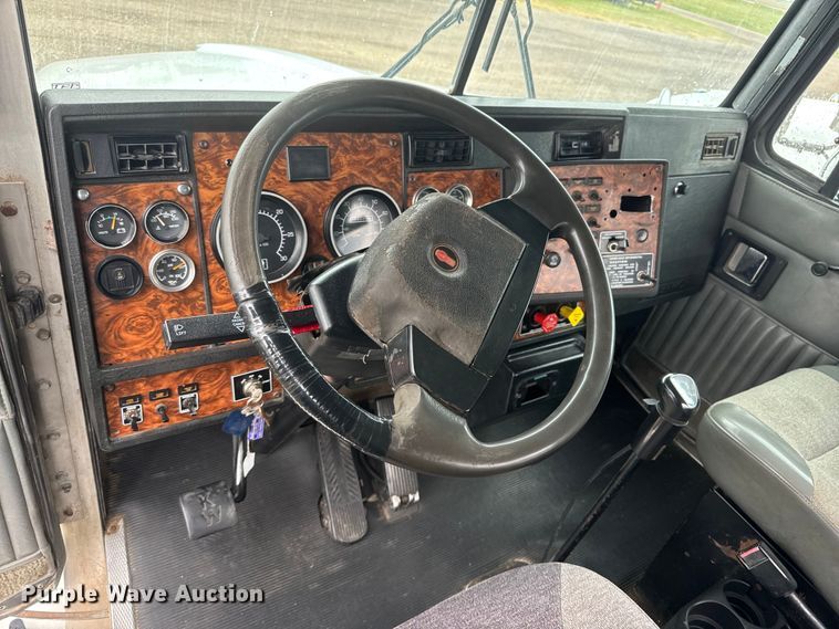 image for item MX9228 2000 Kenworth T800 semi truck