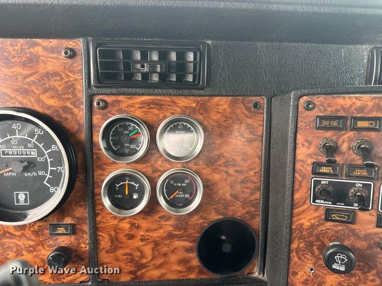 image for item MX9228 2000 Kenworth T800 semi truck