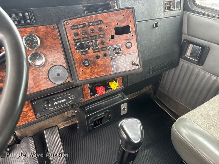 image for item MX9228 2000 Kenworth T800 semi truck