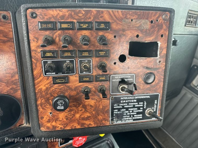 image for item MX9228 2000 Kenworth T800 semi truck