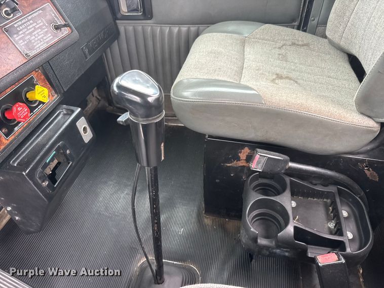 image for item MX9228 2000 Kenworth T800 semi truck