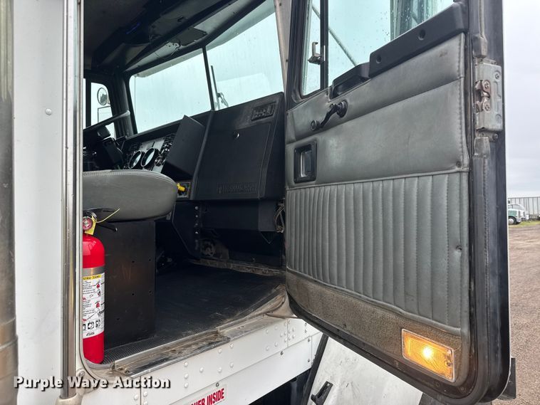 image for item MX9228 2000 Kenworth T800 semi truck