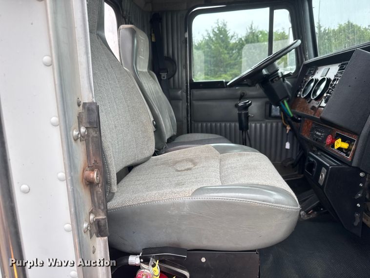 image for item MX9228 2000 Kenworth T800 semi truck