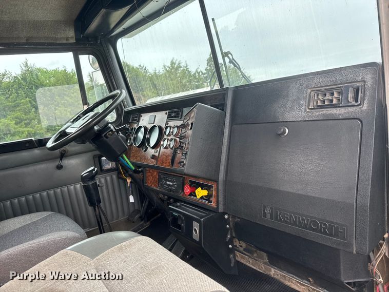 image for item MX9228 2000 Kenworth T800 semi truck