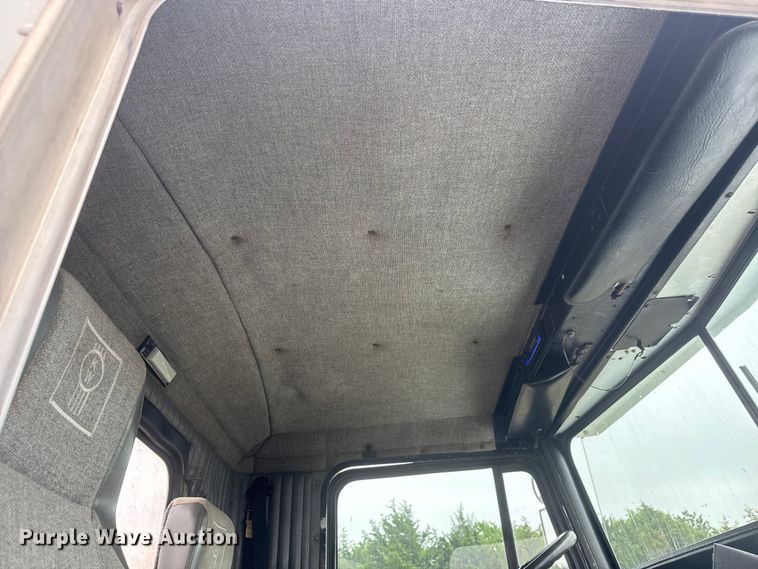 image for item MX9228 2000 Kenworth T800 semi truck