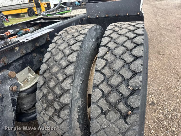 image for item MX9228 2000 Kenworth T800 semi truck