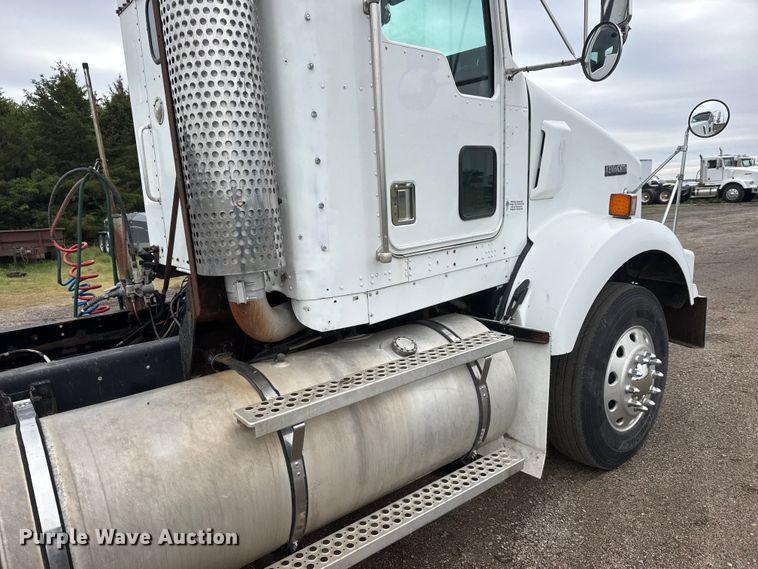 image for item MX9229 1999 Kenworth T800 semi truck