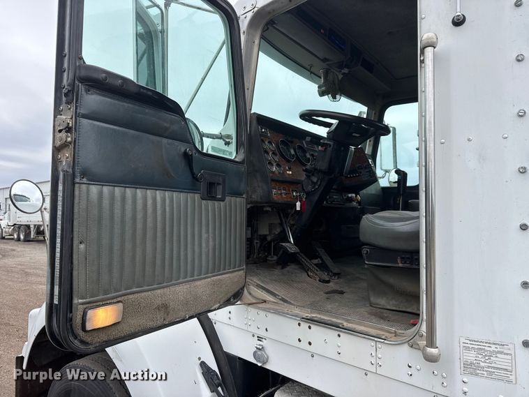 image for item MX9229 1999 Kenworth T800 semi truck