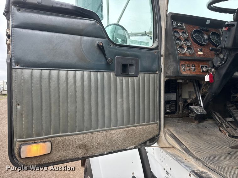 image for item MX9229 1999 Kenworth T800 semi truck
