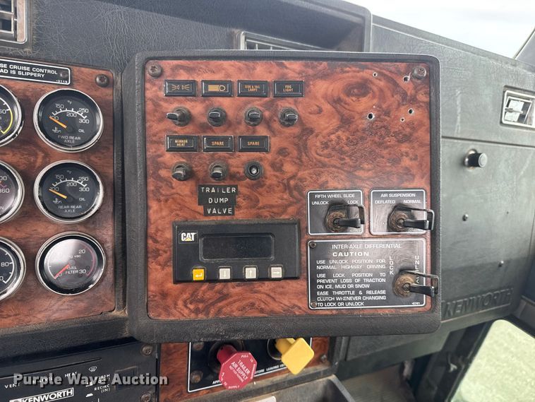 image for item MX9229 1999 Kenworth T800 semi truck