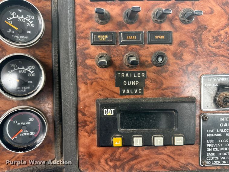 image for item MX9229 1999 Kenworth T800 semi truck