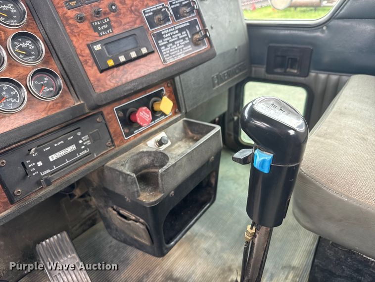 image for item MX9229 1999 Kenworth T800 semi truck