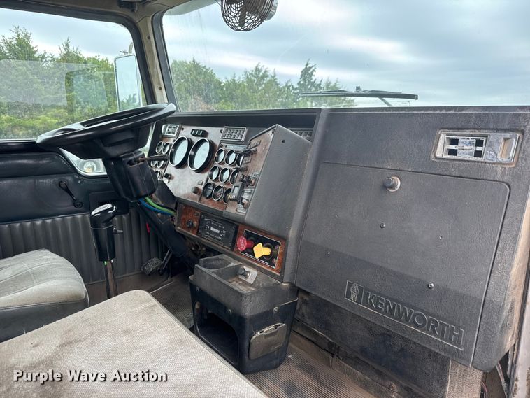 image for item MX9229 1999 Kenworth T800 semi truck