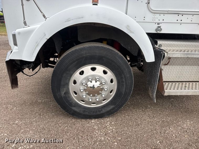 image for item MX9229 1999 Kenworth T800 semi truck
