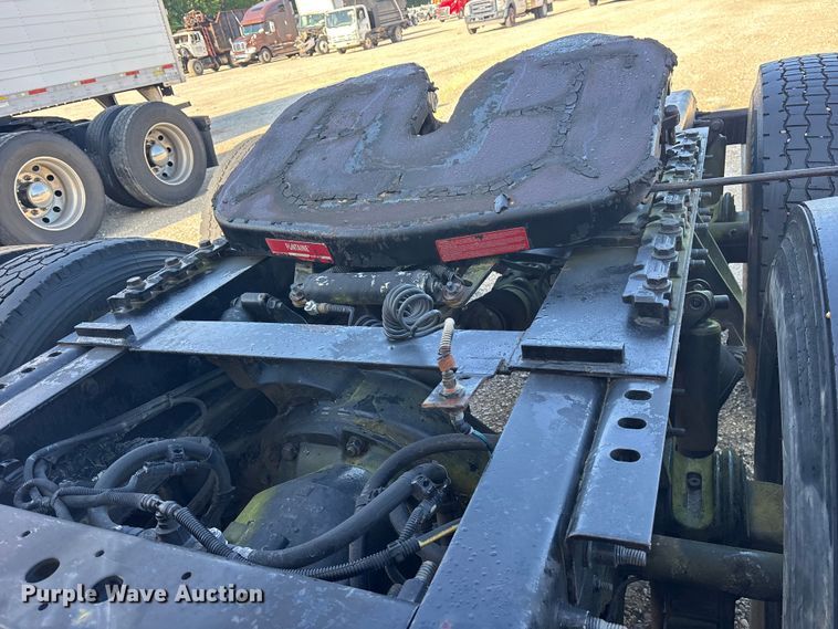 image for item YA0368 2016 International ProStar 122 semi truck