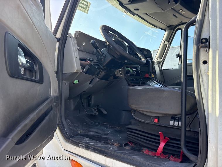 image for item YA0368 2016 International ProStar 122 semi truck
