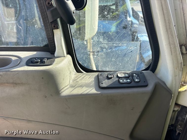 image for item YA0368 2016 International ProStar 122 semi truck