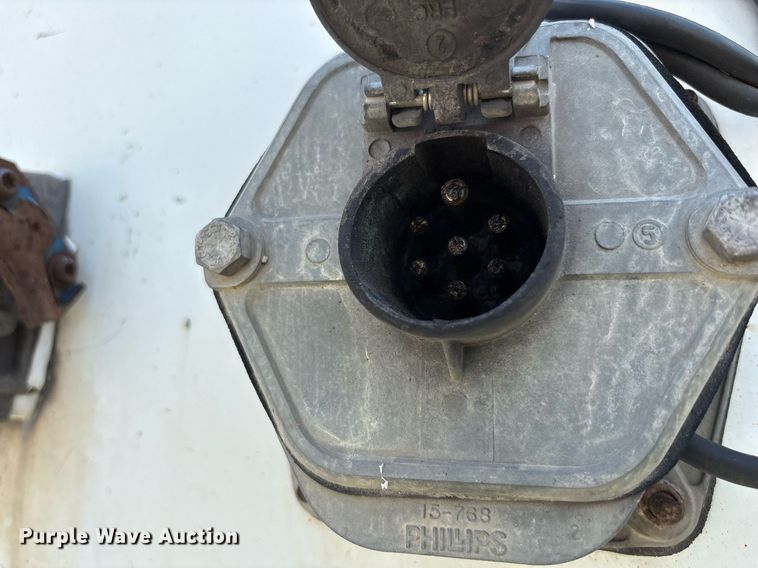 image for item YA0703 2010 Hyundai  Translead  dry van trailer