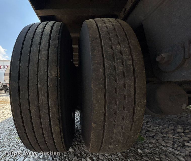 image for item YA0703 2010 Hyundai  Translead  dry van trailer