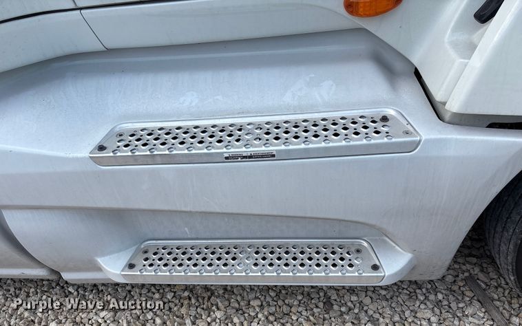 image for item YA1340 2019 International LT625 semi truck