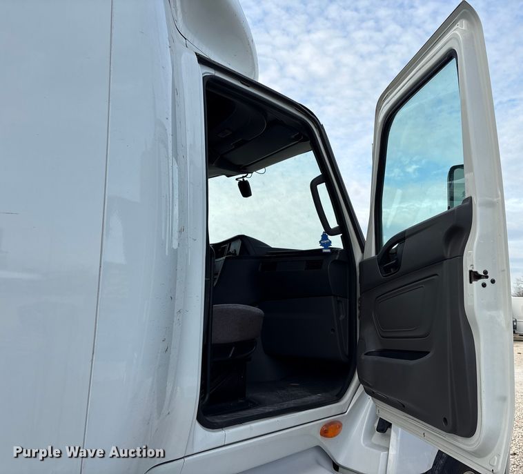 image for item YA1340 2019 International LT625 semi truck