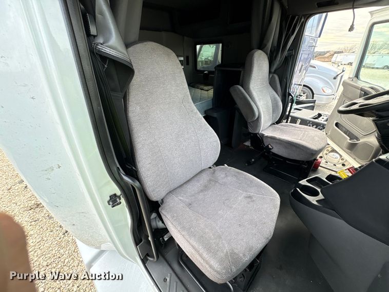image for item YA1340 2019 International LT625 semi truck